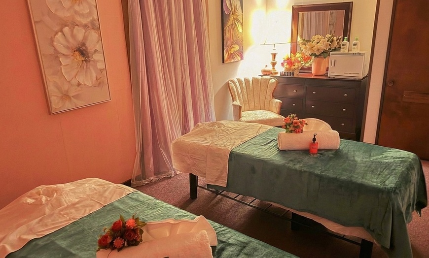 Image 5: Deluxe Body Massage with Hot Stone or Aromatherapy & Lavender Oil