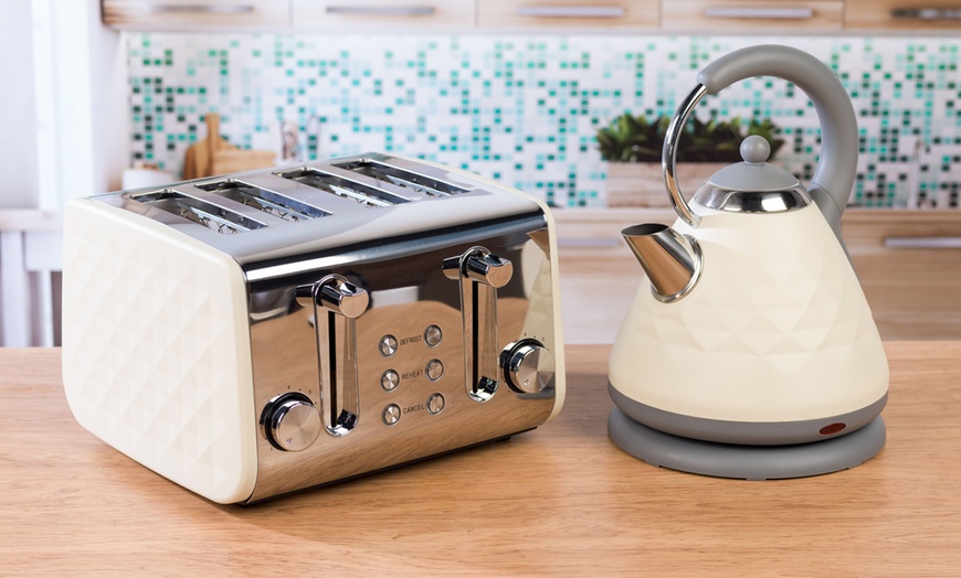 Image 1: Salter Toaster and Kettle Set