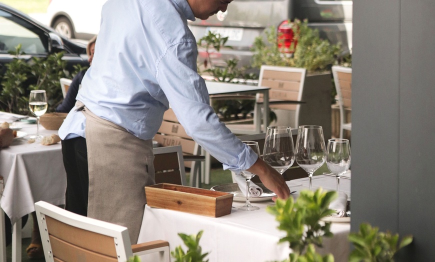 Image 7: Menú tradicional español con opción a botella de vino para 2 o 4