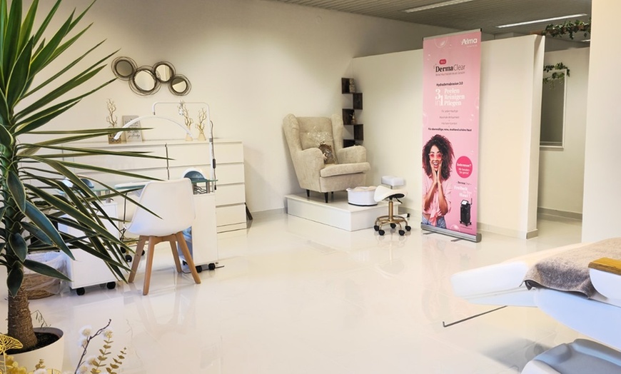 Image 3: Kosmetische Fußpflege opt. mit Shellac für 1 Person