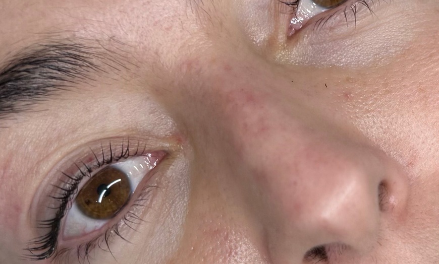 Image 3: Embellece tu mirada: lifting y tinte de pestañas con diseño de cejas