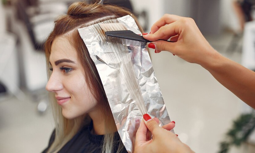 Image 1: Sesión de peluquería con opción a tinte y/o mechas para 1 persona