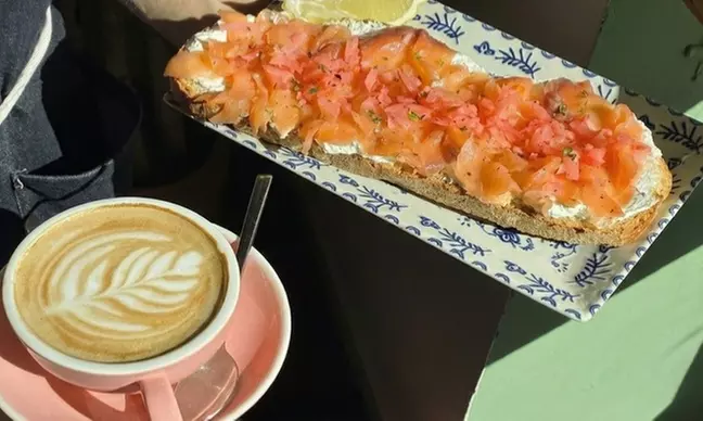 Date un festín con un brunch con platos salados y dulces en Succu