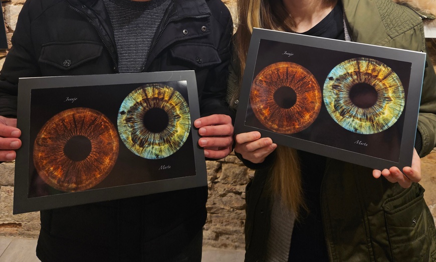 Image 10: Fotografía artística del iris del ojo con impresión en 15 x 20 cm