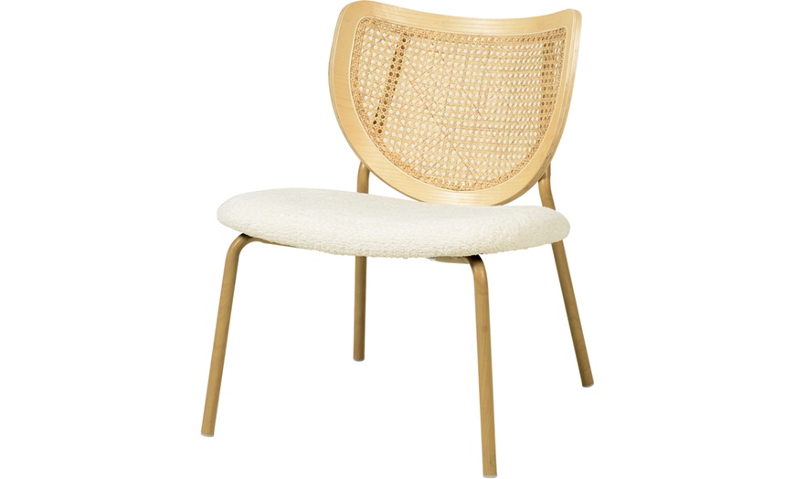 Image 2: Sillón de tejido bouclé, ratán y metal de Doosense