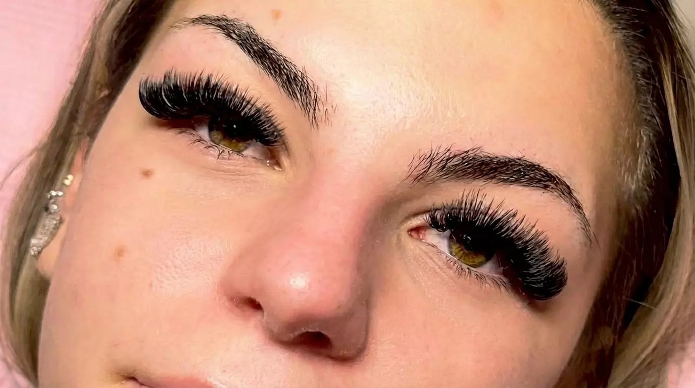 Hybrid/Classic Full Set or More Eyelash Extensions/  Lash Lift & Tint