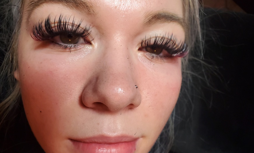 Image 6: Achieve Glamorous Lashes with Eyelash Extensions