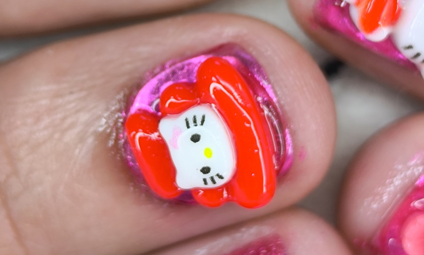 Image 2: Manicura, pedicura o manipedi con esmaltado normal o semipermanente