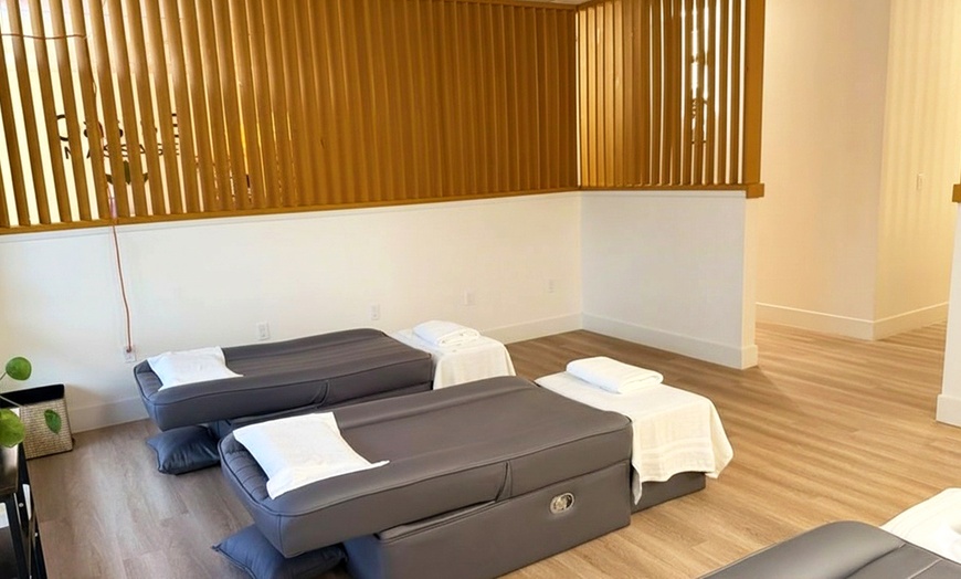 Image 2: 60 or 90-Min Deep Tissue Massage w/ Warm Oil, Hot Towels & Hot Stones