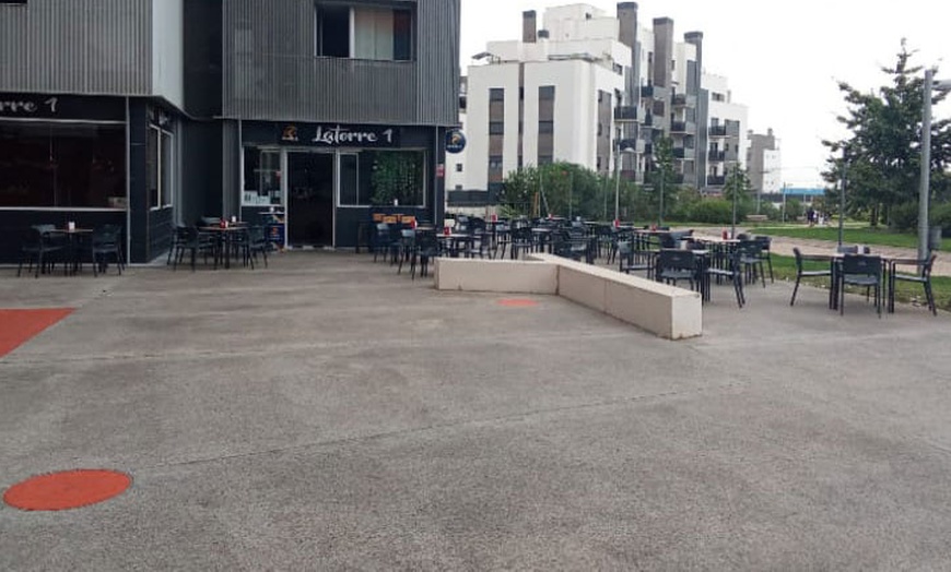 Image 10: Menú mediterráneo para 2 o 4 personas con postre y bebida