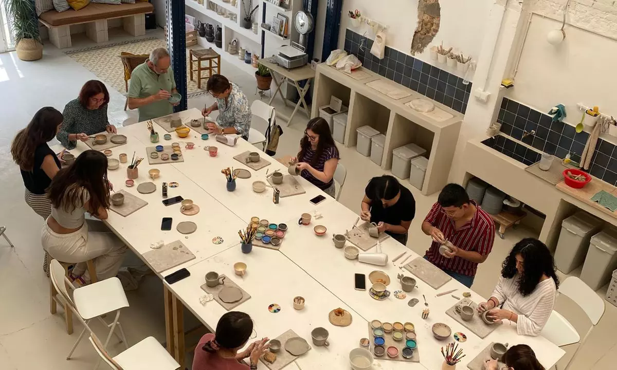 Taller de cerámica con desayuno o aperitivo a elegir para 1 o 2 personas