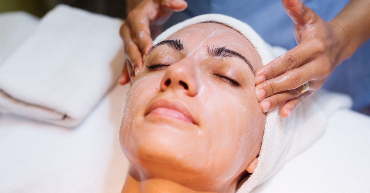 Peeling químico facial con ácido glicólico o azelaico en Valencia