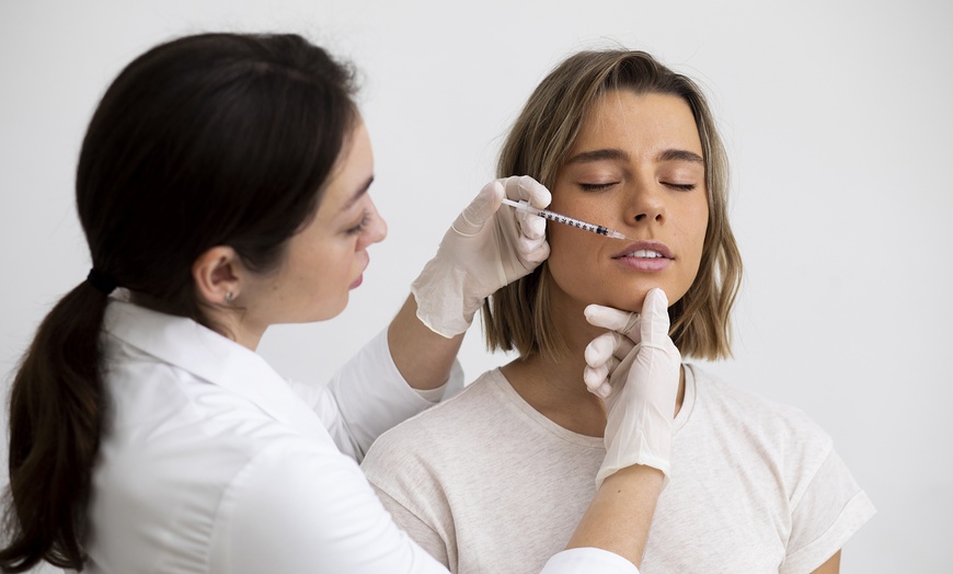 Image 3: 1 o 2 viales de 1 ml de relleno dérmico en zona a elegir