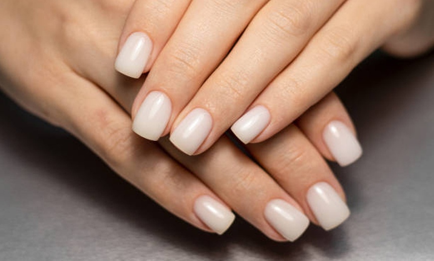 Image 2: Sesión de manicura normal o acrílica o sesión de pedicura para 1