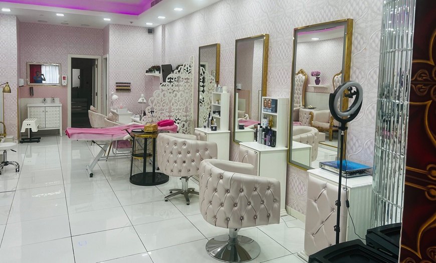 Image 2: Enjoy up to AED 600 for any beauty treatment of your choice