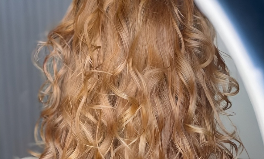 Image 2: Stralend haar met volume en glans na een professionele blowdry
