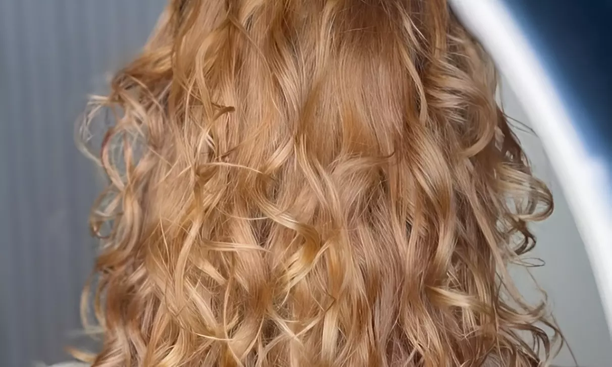 Stralend haar met volume en glans na een professionele blowdry
