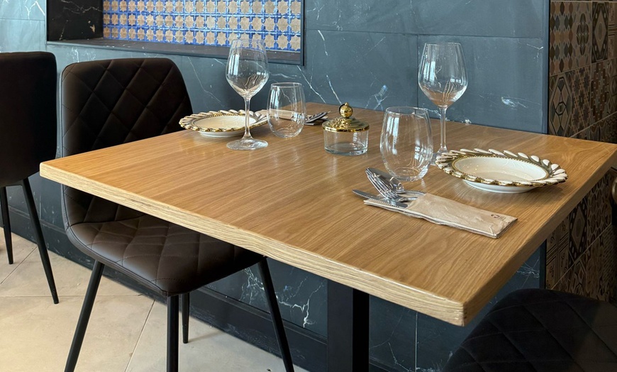 Image 24: Menú fusión con entrante, principal, postre y bebida 