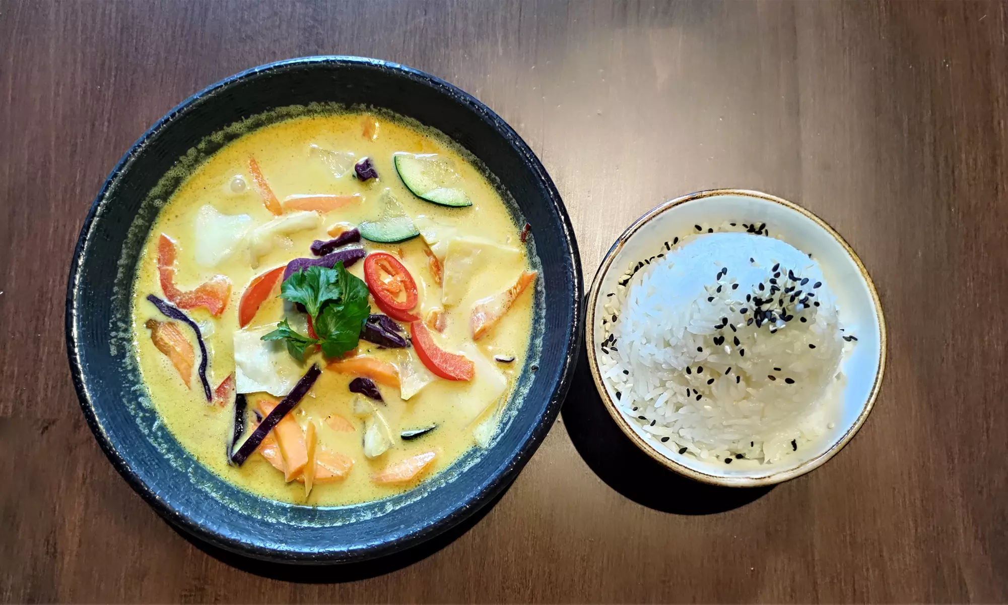 2-Gänge-Menü mit Sushi-Bowl oder Curry als Hauptgang für 2-4 Personen