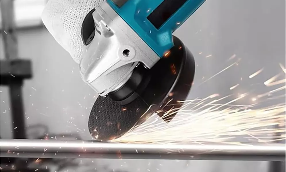 Wiederaufladbarer Winkelschleifer mit 2 Akkus