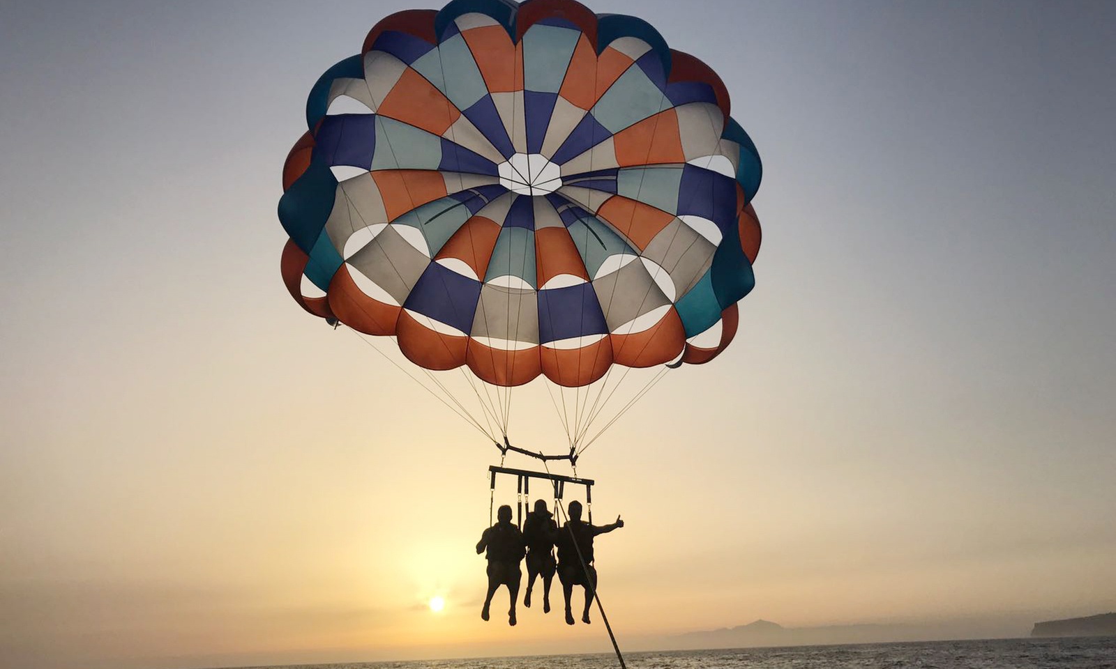 Vuelo a 300 metros en parasailing
