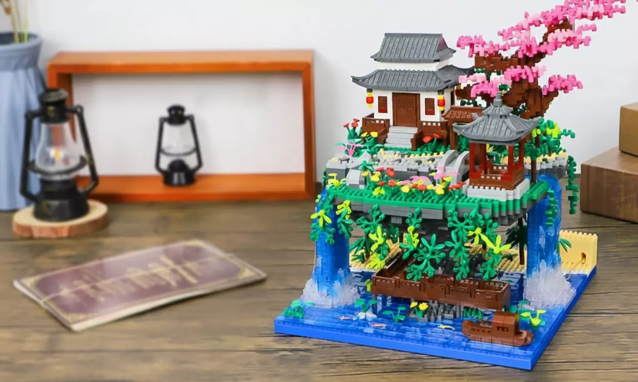 Set de construction « Bassin aux fleurs de pêcher » de 2705 pièces, à partir de 6 ans - Primary Image