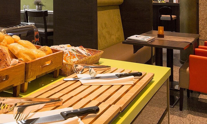 Image 2: Frühstücksbuffet inkl. 1 Glas Sekt für 2 oder 4 Personen