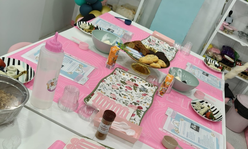 Image 2: Taller de repostería con una copa de vino para 1, 2 o 5 personas