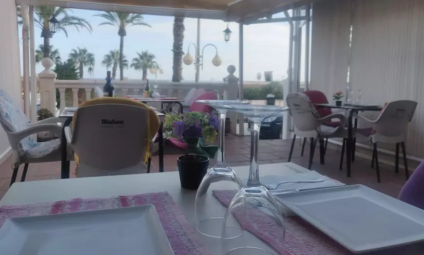Image 10: Mariscada con bogavante para 2 con vino en restaurante mediterráneo