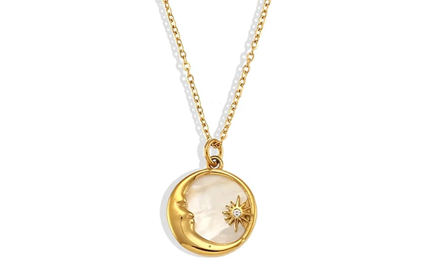 Image 2: Collar chapado en oro de 18K con colgante de luna de perla