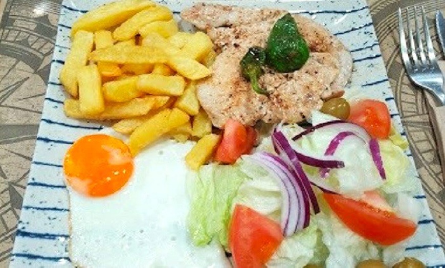 Image 9: Menú con entrante, principal, postre y botella de vino