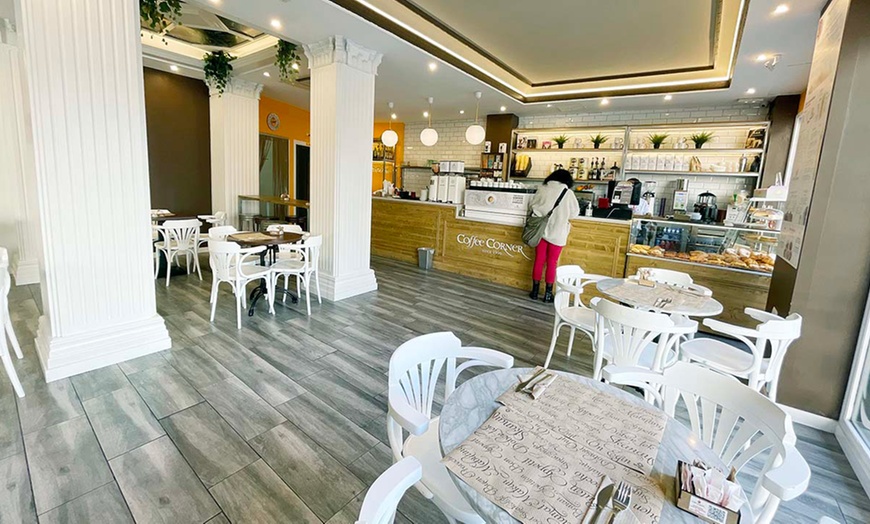 Image 12: Brunch o merienda  para 2 o 4 con platos dulces, salados y bebidas