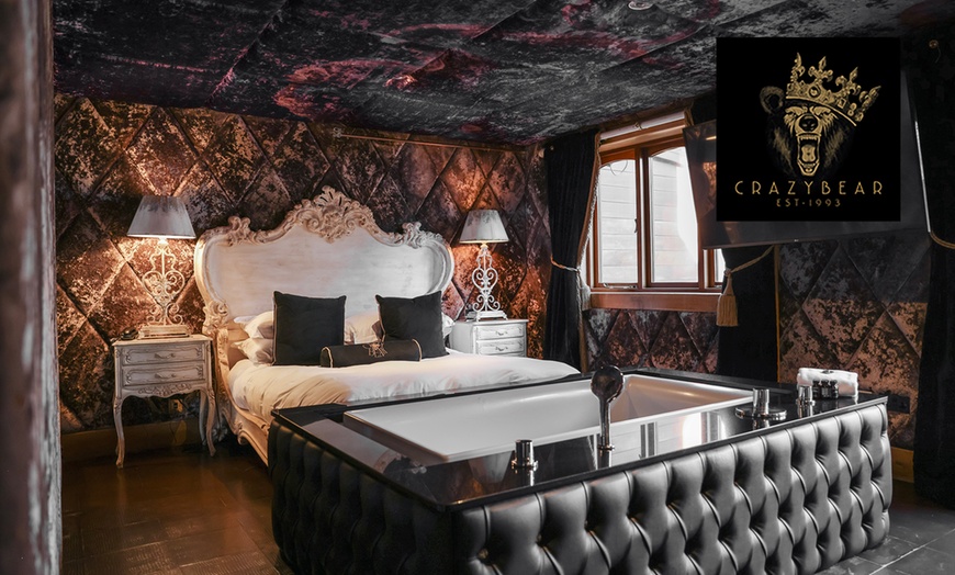 Image 1: Stadhampton: Romantic Stay for 2 with Dinner & Champagne