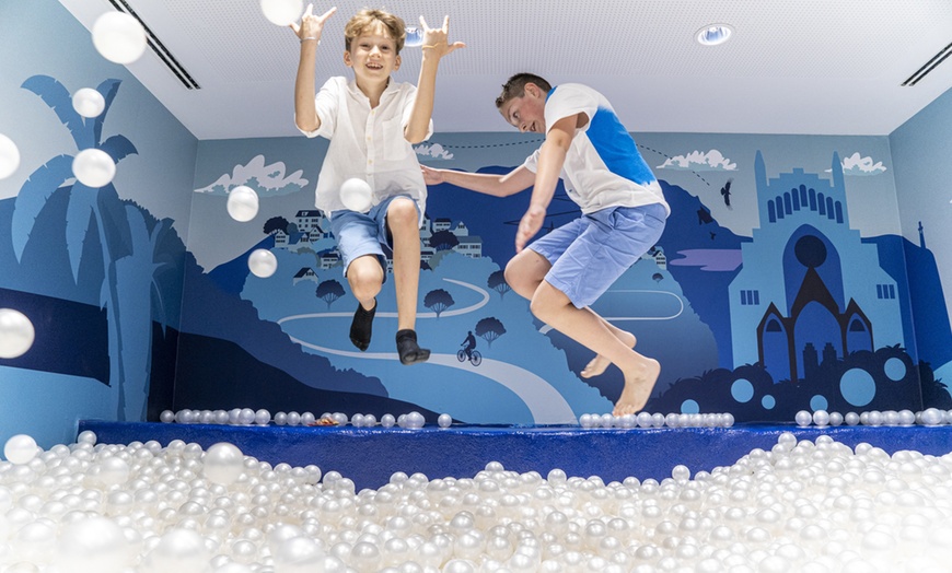 Image 4: 1 entrada de niño o adulto a la exposición inmersiva en FoKo