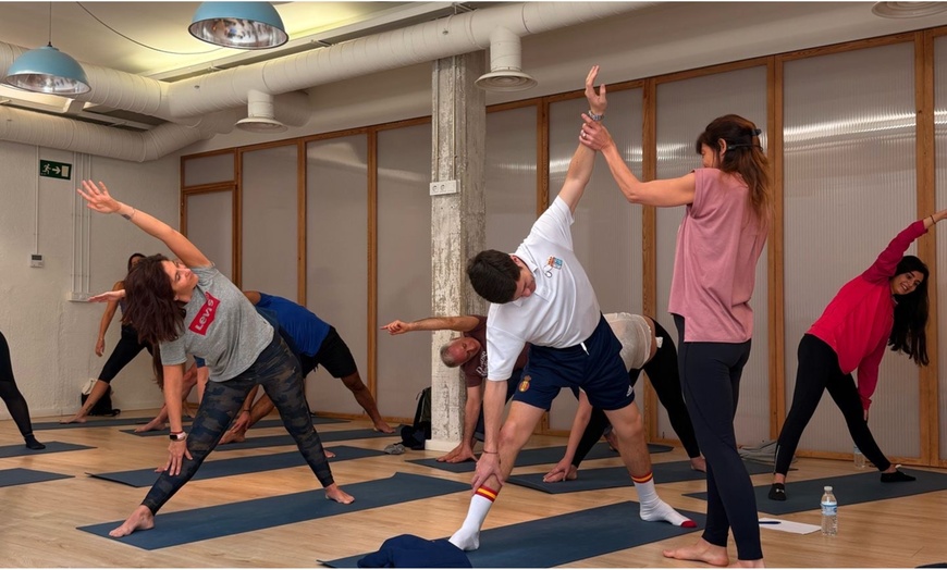 Image 1: 1 o 4 sesiones de yôga en DeRose Method Madrid Centro