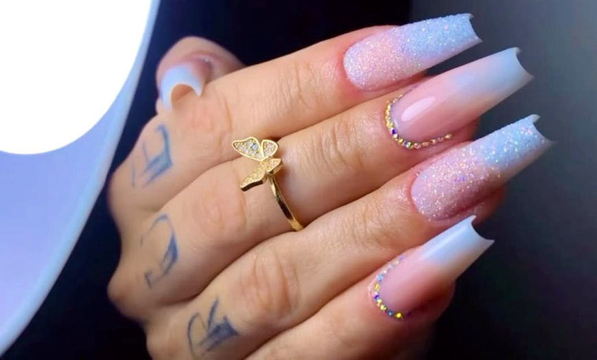 Image 5: 1 o 3 sesiones de manicura y/o pedicura clásica o semipermanente