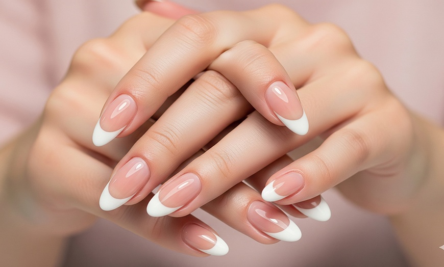 Image 2: Pose de vernis semi-permanent pour une élégance durable