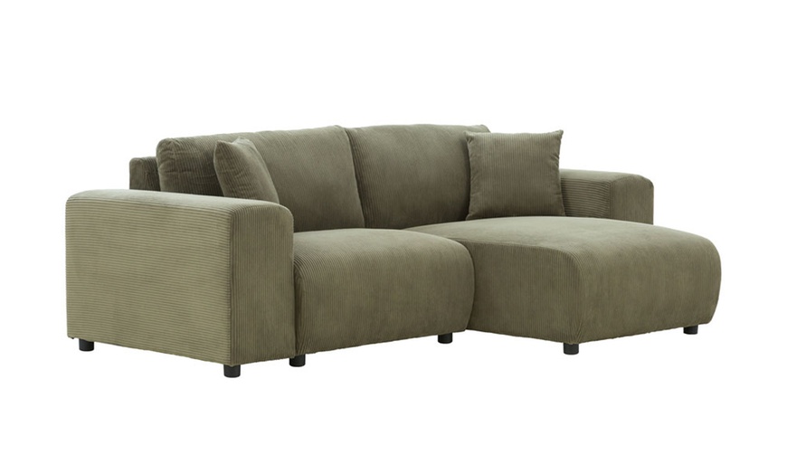 Image 10: Canapé d'angle réversible 3 places "Jambi" de Kocoon en velours côtelé