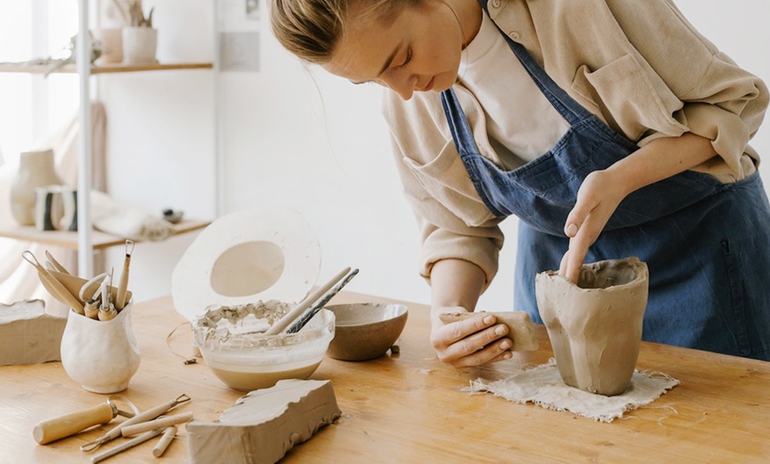Image 2: Taller de cerámica con bebida y picoteo para 1, 2, o 4 personas