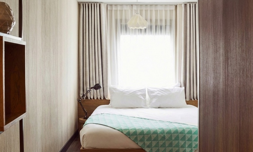 Image 12: London: Waterfront Floating Hotel Stay for 2