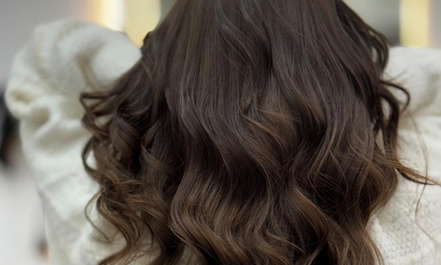 Image 9: ¡Transforma tu look con extensiones naturales y estilismo experto!