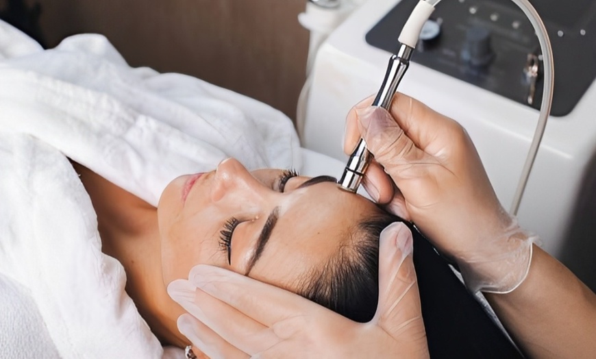 Image 2: Gladde huid en natuurlijke glow dankzij microdermabrasie 