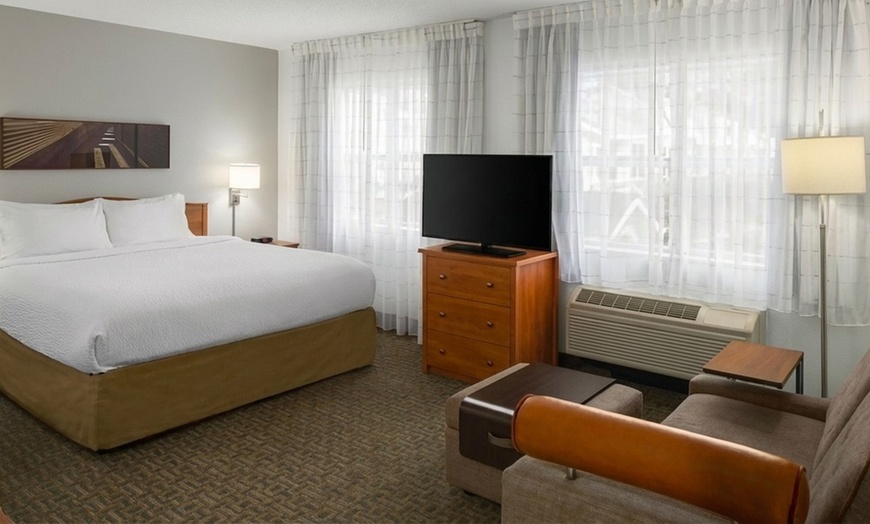 Image 9: All-suite hotel with near Seattle airport & shopping