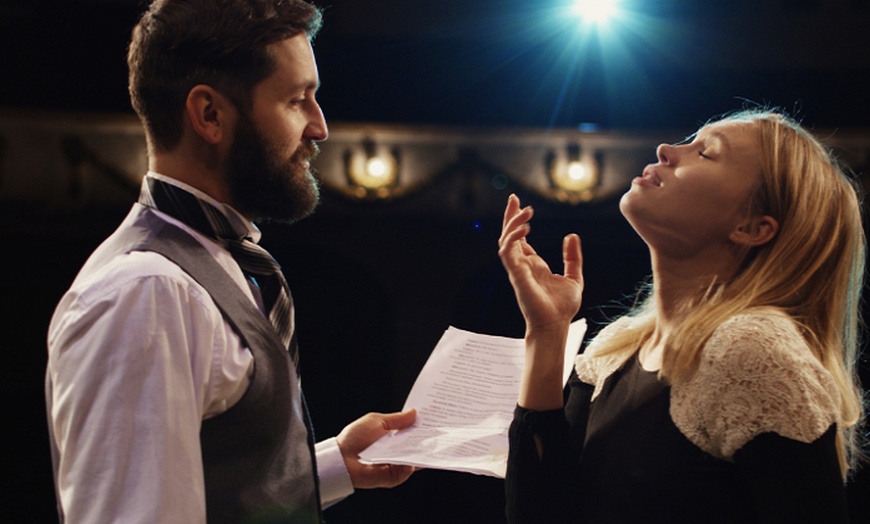 Image 2: 1 o 4 clases de teatro individual o clase privada grupal para 6 pax.