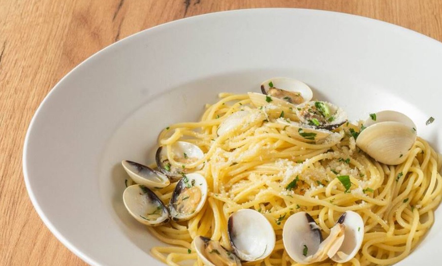 Image 4: Menú italiano con entrantes, principales, postres y bebidas 