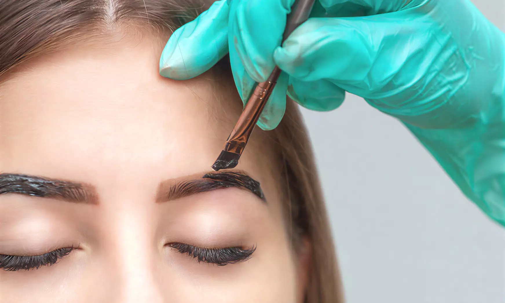 Verzorgde look: strakke wenkbrauwen, haarloze bovenlip & volle wimpers