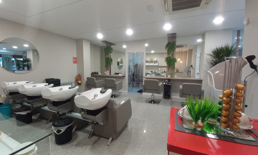 Image 2: Peluquería con lavado, hidratación, corte y opción a tinte y mechas