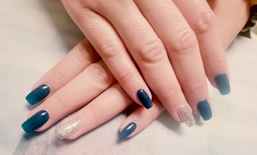 Image 2: Soin des mains et pieds avec la pose de vernis semi-permanent