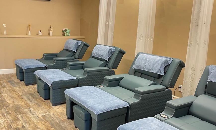 Image 4: Discounts on 60-Minute Massage or Therapeutic Reflexology Experience
