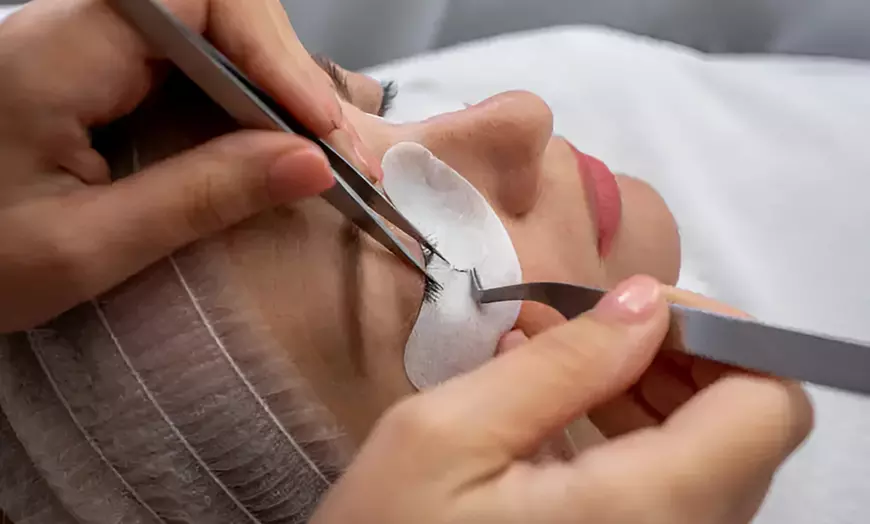 Image 1: Stralende wimpers en strakke wenkbrauwen: jouw beauty-upgrade wacht
